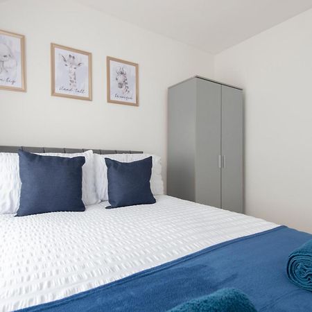 3 Bed House In Rochester 4 Beds Sleeps 7 Wainscot Buitenkant foto
