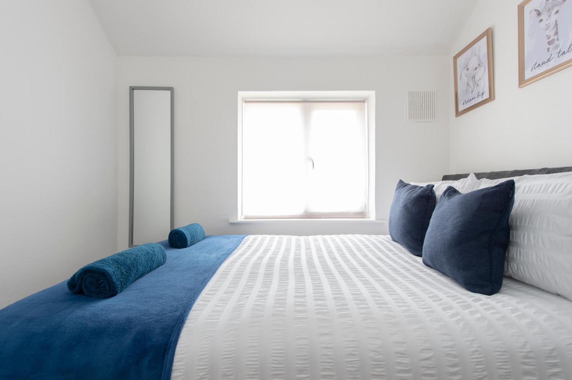 3 Bed House In Rochester 4 Beds Sleeps 7 Wainscot Buitenkant foto